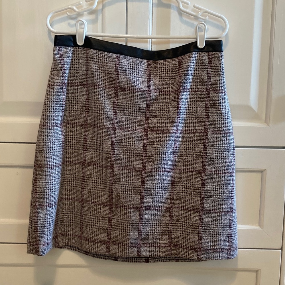 Ann Taylor Black and Burgundy Houndstooth Skirt size 10